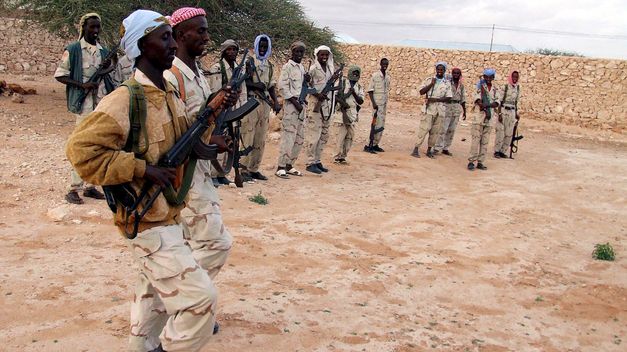 Kenia bombardea un campamento con 300 militantes de Al Shabab en Somalia